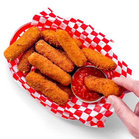 Vegan Mozzarella Sticks, Vegan Appetizers Recipes, Vegan Fast Food, Classic Appetizers, Vegetarian Foods, Vegan Mozzarella, Mozzarella Sticks, Cheese Sticks, Vegan Eggs