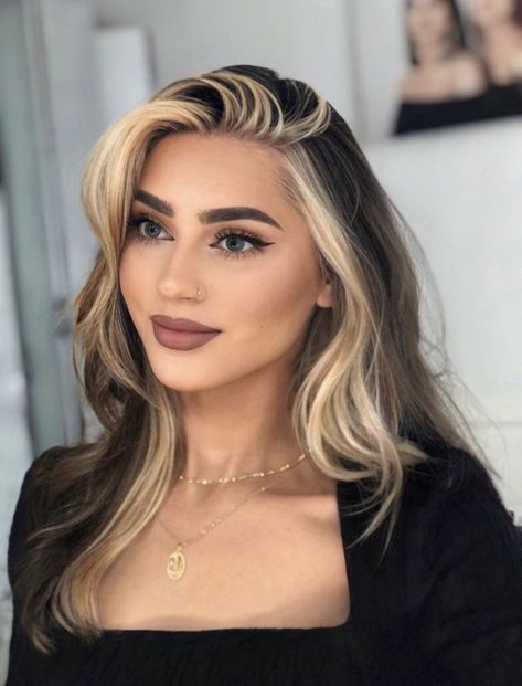 Brown Hair Gold Highlights, Blonde Hair Dyed Brown, Hair Dye Brown, Pelo Color Borgoña, Blonde Hair Dye, Split Dye, Brown And Blonde, Split Dyed Hair, Blonde Hair With Bangs