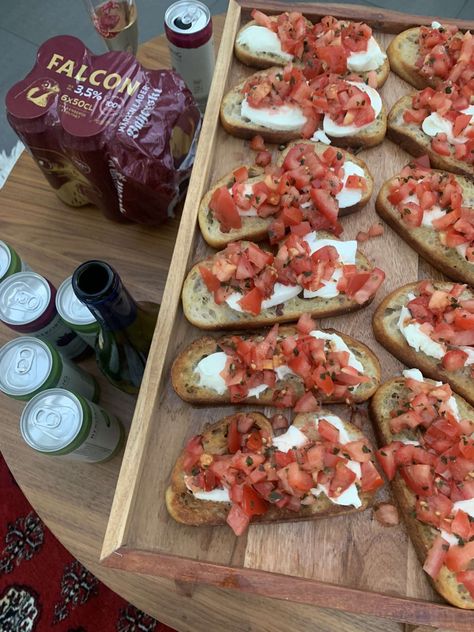 Girls night, Beer, Bushetta, Food, Bread, Tomatoes, Cooking, Dinner, Drinks, Dinner party Girls Dinner Party Food, Girls Night Recipes, Girls Night Food Ideas, Girls Night Food, Mirrorball Party, Girls Dinner Party, Girls Night Snacks, Girls Night In Food, Girls Night Dinner