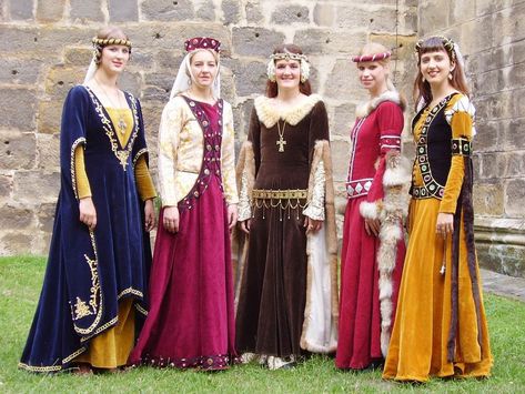 14th Century Clothing, Middle Ages Clothing, Sca Costumes, Medieval Fair, Medieval Garb, Medieval Woman, Hollywood Costume, Medieval Style, Middle Age Fashion