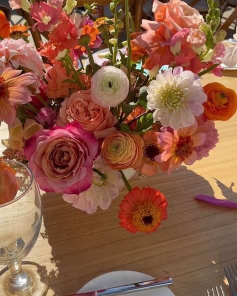 Southern California Florist on Instagram: "The centerpieces from L+A’s wedding were some of my favorite to date!  I got to use so many of Summer’s best blooms including the most stunning dahlias, foxglove, local butterfly snapdragons and zinnias … and you know if there’s a flip I’m going to be taking a few close ups of my flower friends 🌞🌞🌞

Venue: @agapesanclemente
Planning + Coordination: @joy_n_company
Florals: @notjustinnovels
Catering: @24carrotscatering
Rentals: @archiverentals
Bakery: @penelopesperfections
Hair + Makeup: @girlmeetsbongga" My Flower, Southern California, Dahlia, Florist, Close Up, Hair Makeup, California, Makeup, Flowers