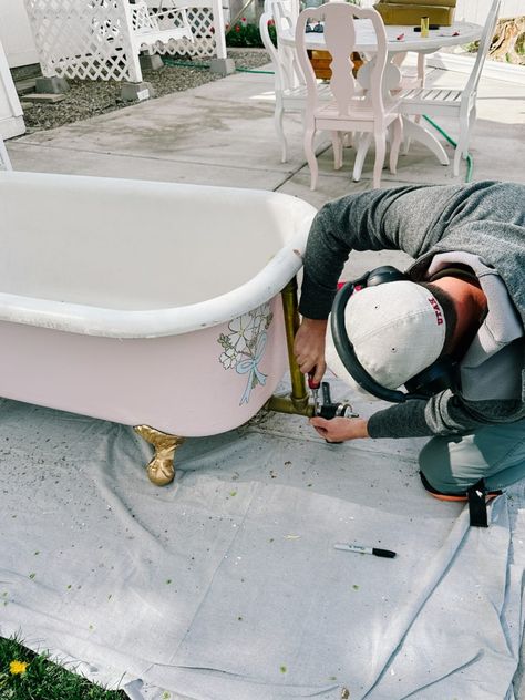 Outdoor tub ideas- decorating inspiration. Clawfoot bathtub in a backyard for small spaces. How to add privacy with diy curtains- cheap drapes out of drop cloth. Inspiration for a garden above ground tub. Homemade drapes that are inexpensive for a bath. Diy Outdoor Tub, Outdoor Tub Ideas Backyard, Outdoor Bathtub Diy, Backyard Bathtub, Outdoor Tub Ideas, Diy Curtains Cheap, Garden Above Ground, Outdoor Bathtub Ideas, Outdoor Clawfoot Tub