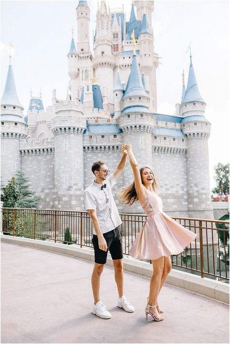 Disneyland Couples Pictures, Disney Çiftleri, Disney Engagement Pictures, Disney World Photo Ideas, Disneyland Engagement, Couples Disney, Disney Poses, Disney Engagement, Disney Honeymoon