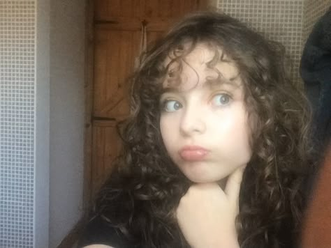 Light Bangs Curly Hair, Curly Hair And Straight Bangs, Curly Bangs Aesthetic, Whispy Curly Bangs, Wispy Bangs On Curly Hair, Wispy Curly Bangs, Curly Wispy Bangs, Side Bangs Curly Hair, Wispy Bangs Curly Hair