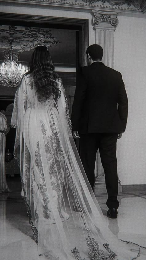 Moroccan Couple Aesthetic, Moroccan Wedding Aesthetic, Moroccan Engagement, Moroccan Caftan Wedding, Moroccan Lifestyle, Moroccan Weddings, Moroccan Wedding Theme, Moroccan Wedding Dress, Moroccan Luxury