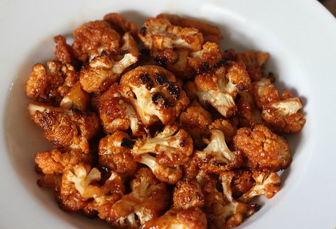 Honey Sriracha Roasted Cauliflower | In Johnna's Kitchen (gluten-free, dairy-free, vegetarian) Siracha Recipes, Honey Cauliflower, Oven Baked Cauliflower, Baked Cauliflower Recipe, Hot Honey Recipe, Cauliflower Side Dish, Grilled Cauliflower, Spicy Cauliflower, Roasted Cauliflower Recipes