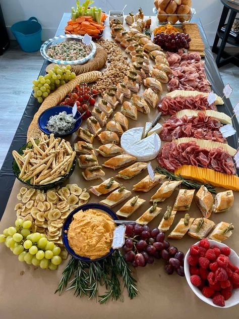 Food Display Birthday Party, Gathering Table Food, Charcuterie Board Buffet, Charcuterie Board Displays, Finger Food Grazing Table, Grazing Table Baby Shower Ideas, Finger Food Party Table, Charcuterie Table Baby Shower Ideas, Wedding Orderves Table