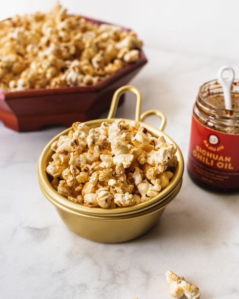 Sweet And Spicy Popcorn, Kettle Corn Popcorn, Spicy Popcorn, Chili Oil Recipe, Homemade Popcorn, Movie Night Snacks, Popcorn Snacks, Snack Packs, Chili Oil