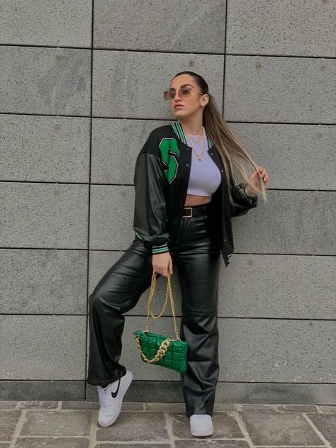 Streetwear outfits teens Basketball Jacket Outfit Women, Basketball Jacket Outfit, Nba Game Outfit Woman, Black Leather Pants Outfit, Basketball Game Outfit Women, Bulls Jacket, Spring Outfits For Teen Girls, Basketball Outfit, Basketball Game Outfit