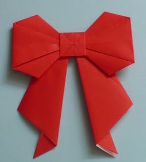 Paper Bow Tutorial. Love that these can store flat. My bows always get squashed in storage. Bow Tie Tutorial, Wrapping Paper Bows, Origami Architecture, Tutorial Origami, Origami Ball, Origami Decoration, Origami Love, Folding Origami, Paper Bow