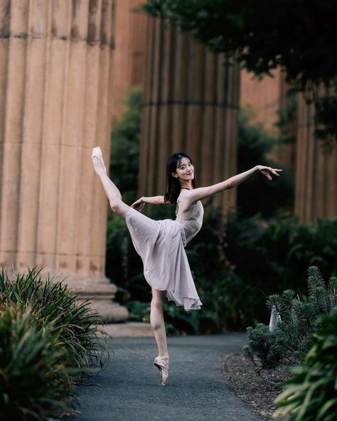 All Posts • Instagram World Ballet Day, Ballet Painting, Dance Picture Poses, Ballet Poses, Ballet Beautiful, Dance Photos, Portrait Ideas, November 1, Dance Pictures