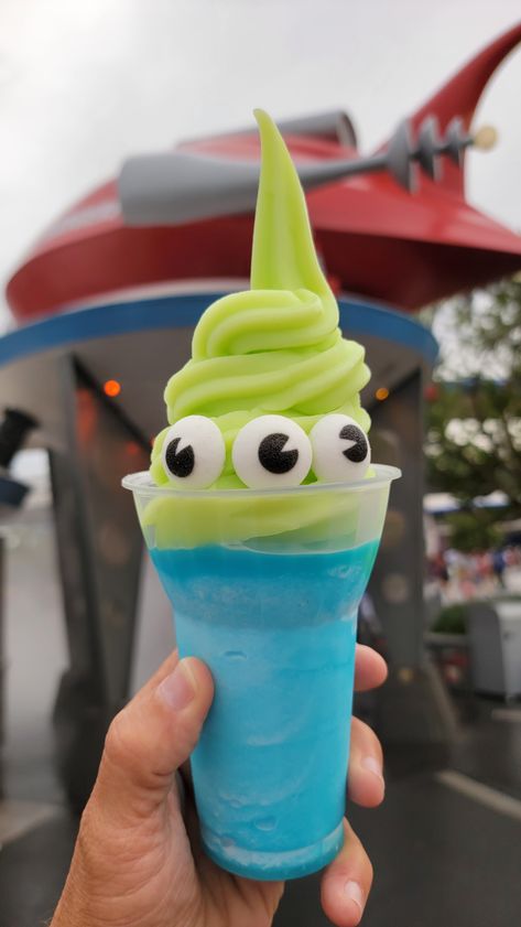 Disney Foods To Try, Disney Magic Kingdom Food, Disney World Drinks, Disneyland Food 2024, Disney Snack Ideas, Disney World Dole Whip, Disney World Treats, Disneyland Foods, Theme Park Food