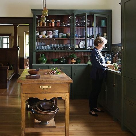 . Dark Green Cabinets, Egg Game, Alice Waters, Casa Vintage, Green Cabinets, Green Kitchen, Love Home, Beautiful Kitchens, Country Kitchen