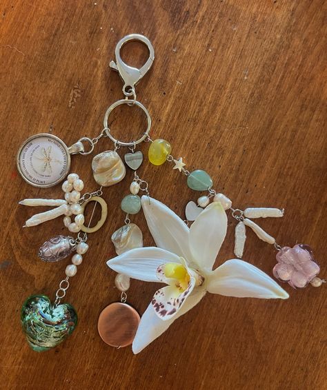 Keychains Aesthetic, Obsessed With Her, Purse Essentials, Backpack Keychains, One For All, Apple New, Body Jewelry Piercing, Chain Bag, Diy Charms