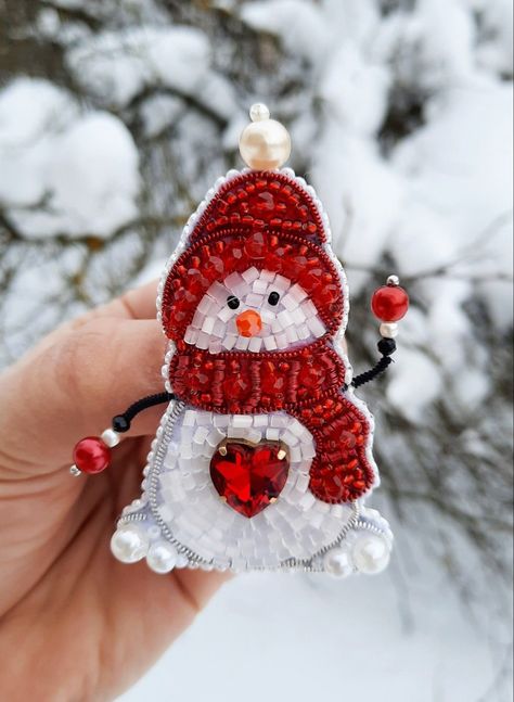 Christmas Beaded Brooch, Beaded Snowman, Christmas Beads Craft, Christmas Jewelry Diy, Beaded Flowers Patterns, Bead Crafts Diy, Holiday Beading, Felt Beads, Beads Craft Jewelry