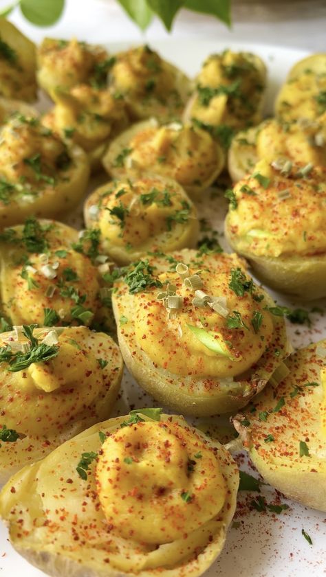 Healthy Vegan Deviled Potatoes Vegan Deviled Eggs, Deviled Potatoes, Vegan Finger Foods, Buttery Potatoes, Vegan Easter Recipes, Hummus Ingredients, Vegan Easter, Vegan Party Food, Vegan Ideas