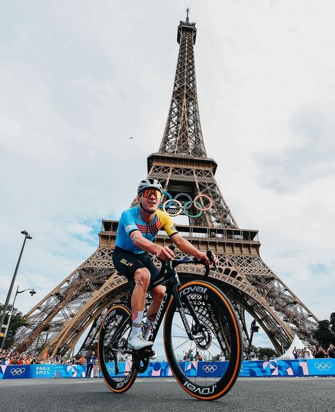 ¡El Rey del ciclismo de Ruta tiene nombre y apellido! 🥇🥇Remco Evenepoel, de Bélgica, se presentó en los Juegos Olímpicos con triunfo en el ciclismo de ruta contrarreloj. 🚴🏼‍♂️🚴🏼‍♂️🚴🏼‍♂️ Unos días después y con drama incluido pues a unos kilómetros del cierre, tuvo que cambiar de bicicleta, el ciclista belga aceleró a tope para asegurar su segunda presea de Oro y ganar la prueba de ciclismo de ruta en #Paris2024 🇫🇷 #remcoevenepoel @remco.ev Bike Ride, Cycling, Drama, Graphic Tees, Bike, France, Sports, Anime, On Instagram