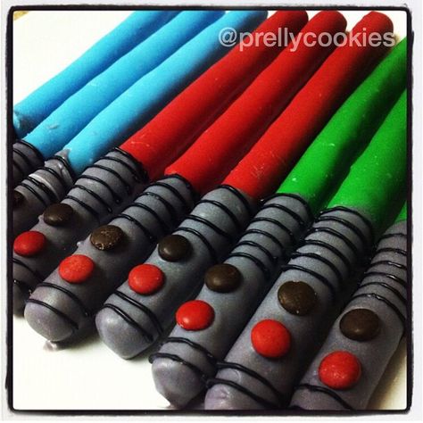 243 Likes, 6 Comments - April (@prellycookies) on Instagram: “May the 4th be with you! Light saber pretzel rods I made 4 years ago for a birthday party. I know…” Diy Snack Table, Birthday Food Table, Nerd Recipes, Pretzel Ideas, Star Wars Chocolate, Star Wars Snacks, Diy Sweets, Chocolate Covered Pretzel Sticks, Star Wars Party Food