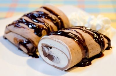 Crepes With Pancake Mix, Basic Crepe Recipe, Stuffed Crepes, Chocolate Crepes, Food Tech, Warm Chocolate, Ice Cream Desserts, Mint Chocolate Chips, Chocolate Sauce