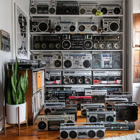 HIFICINE #hifi & #homecinema (@hificine) • Instagram photos and videos Colour Wallpaper, Home Music Rooms, Record Room, Radio Antigua, Italo Disco, Scott Campbell, Audio Room, Tape Recorder, New York Apartment