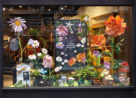 OWEN GILDERSLEEVE : LUSH A collaboration with Lush for their Self Preserving campaign, which promotes the use of natural ingredients to help preserve products. Using illustrations by artist Charlotte Day, Owen and his team brought them to life for a series of fifteen window displays across Europe plus a special hero installation for their flagship London store on Oxford Street - Levine/Leavitt #llreps #owengildersleeve #lushcosmetics #papercraft #windowdesign Flower Shop Window Displays, Flower Shop Window, Spring Window Display, Graphics Board, Spring Window, Wallpaper Cantik, Board Shop, Shop Sign Design, Estilo Tropical