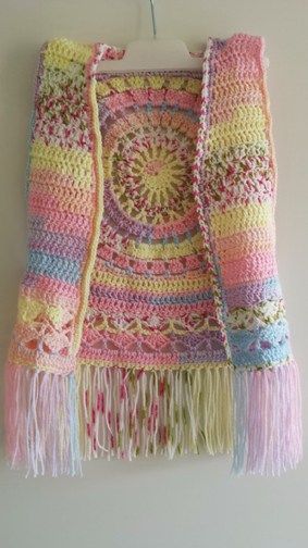 haakpatroon boho kindervestje, Lees meer over het patroon op Haakinformatie Gilet Kimono, Crochet Pouf, Gilet Crochet, Mode Crochet, Diy Tops, Diy Yarn Crafts, Crochet Shawls And Wraps, Haken Baby, Crochet Coat