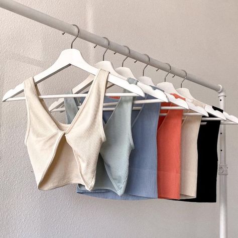 Crop Top Photography Ideas, Photoshoot For Clothes Ideas, Flat Clothes Photography, Clothe Photo Shoot, Instagram Flatlay Ideas Clothing, Clothes Photography Ideas Photoshoot, Clothes Selling Ideas, Props For Clothing Photography, Product Shoot Ideas Clothing With Mannequin