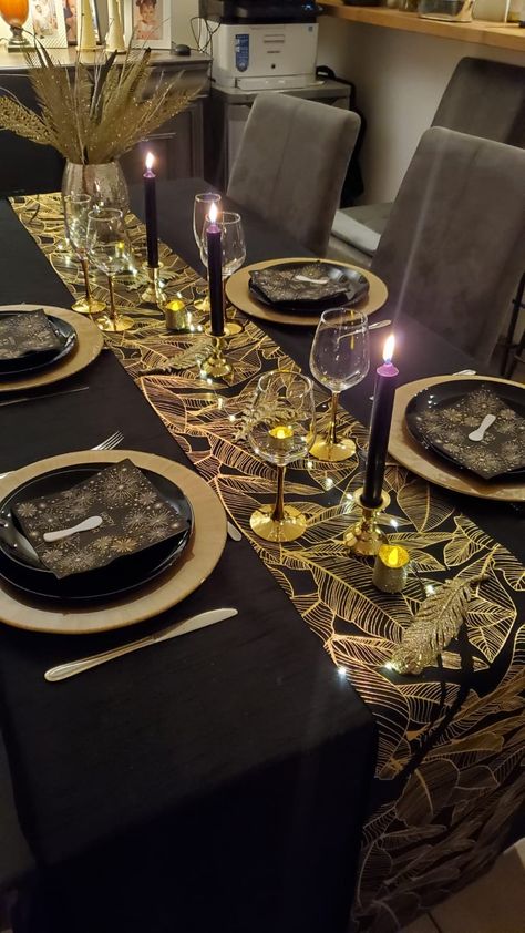 New Year Table Setting Ideas, Home Decor Ideas Christmas, Christmas Home Decor Diy, New Years Eve Party Ideas Decorations, Gold Birthday Party Decorations, Black Gold Christmas, Dinner Party Table Settings, Christmas Home Decor Ideas, New Year Table