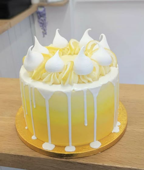 Yellow Birthday Cake, Lemon Birthday Cakes, Sunday Cake, Lemon Birthday, Butter Fingers, Yellow Birthday, Drip Cake, Yellow Cake, Tasty Food Videos