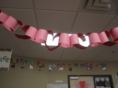 Heart paper chain    Preschool Valentine February Ideas, Paper Chain, Heart Paper, February Valentines, Preschool Valentines, School Decor, Paper Chains, Valentine Theme, Valentine Coloring