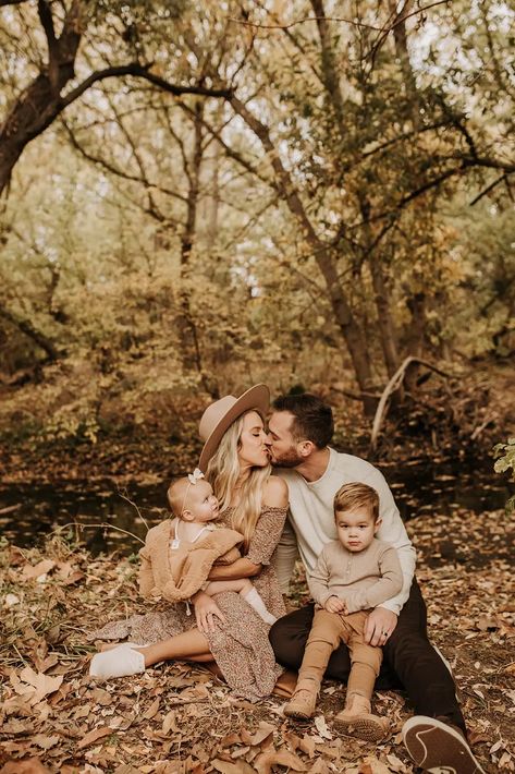 Field Family Photoshoot, Shooting Photo Famille, Photos In A Field, Fall Photoshoot Family, Fall Family Photoshoot, Family Photoshoot Ideas, Family Photo Outfit, Cute Family Photos, Family Photos With Baby