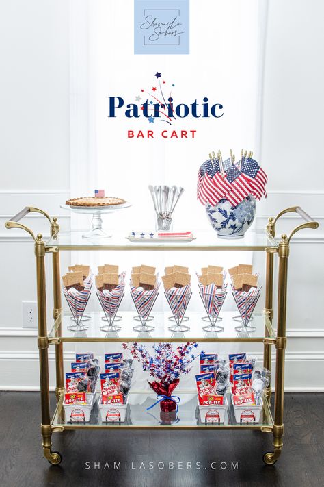 What better way to welcome guests to your Fourth of July Celebration than a fabulous bar cart decked out in red, white, and blue! 4th Of July Bar Cart, 4th Of July Party Decorations Outdoor, Fourth Of July Flower Arrangements, 4th Of July Tablescapes, Fourth Of July Tablescapes, American Themed Party, Fourth Of July Drinks, Boating Life, Fourth Of July Celebration