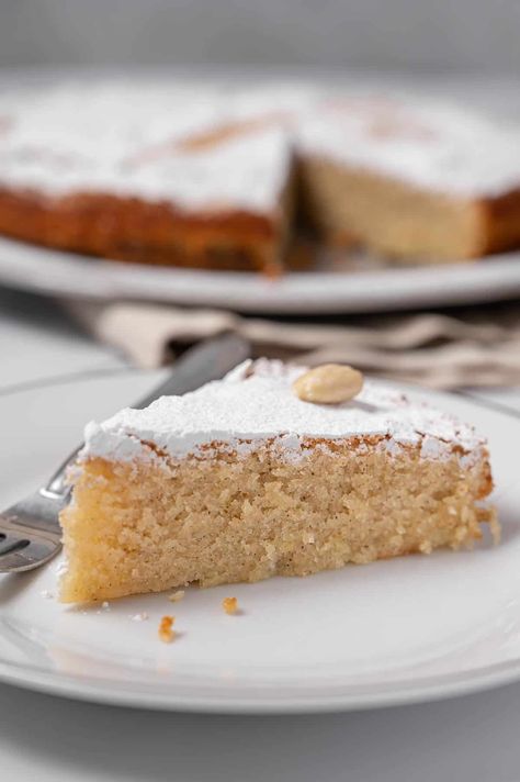 Spanish Almond Cake (Tarta de Santiago Recipe) - Spanish Sabores Spanish Cake Recipe, Spanish Cakes, Spanish Almond Cake, Spanish Cake, Spanish Dessert Recipes, Spanish Dessert, Chocolate Olive Oil Cake, Spanish Desserts, Strawberry Salsa