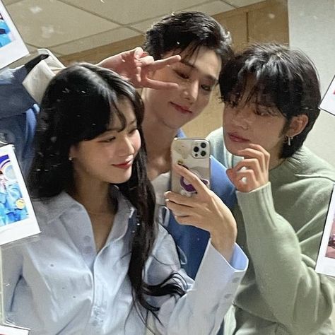 4 People Poses, Trio Selfie, Sisters Goals, Selfie Pose, Friendship Photoshoot, Korean Best Friends, Group Poses, Boy Best Friend, Human Poses Reference