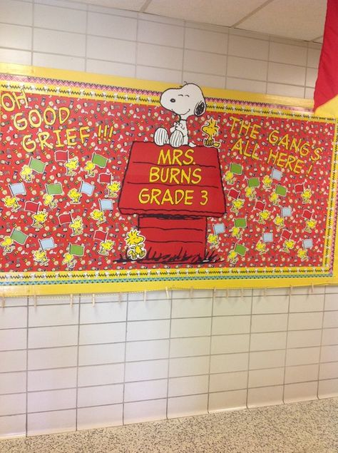 Hallway bulletin board. I will put the kids' pictures on the little flags. Peanuts Gang Classroom, Brown Classroom, Charlie Brown Classroom, Peanuts Classroom, Snoopy School, Snoopy Classroom, Hallway Bulletin Boards, Snoopy Baby, Classroom Doors