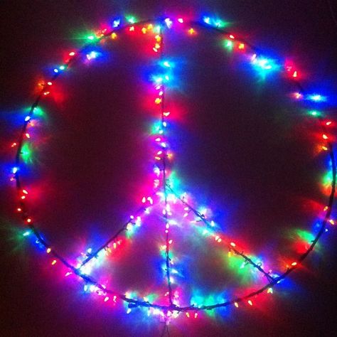 Large Peace Sign w/Lights Peace Sign Christmas, Sign With Lights, Brick Clips, Christmas Light Show, Christmas Light Installation, Hanging Christmas Lights, The Last 10 Years, Hippie Love, Make Peace