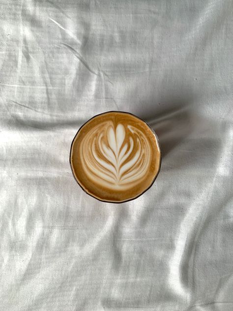 Coffee Board, Pretty Coffee, Coffee Obsession, Best Coffee Mugs, Coffee Pictures, Coffee Photos, Coffee Aesthetic, Coffee Photography, Aesthetic Coffee