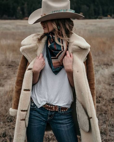 Old Money Boho Aesthetic, Yellowstone Beth Outfits, Yellowstone Aesthetic, Vaquero Outfit, Rodeo Costume, Yellowstone Fashion, Cowgirl Chic Outfits, Beth Dutton Style, Cowboy Fashion