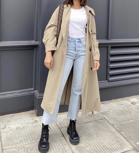 Winter Fashion Outfits Long Coat, Trench Cote Outfit, Outfits With Beige Coat, Beige Coat Outfit Casual, Long Beige Coat Outfit, Outfits With Trench Coats, Outfits With Long Coats, Trench Coat Outfit Casual, Long Trench Coat Outfit