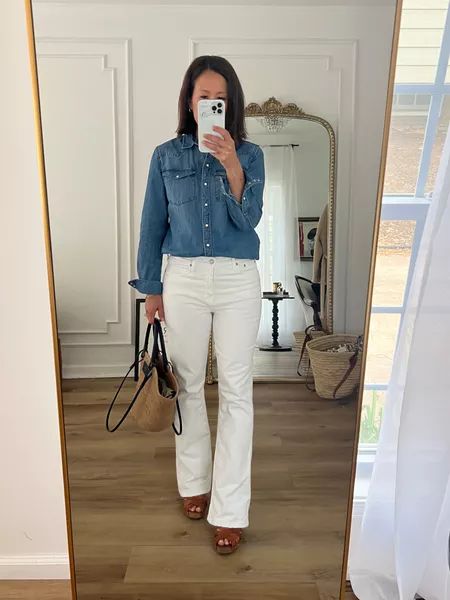 Off White Flare Jeans Outfit, White Flair Jeans Outfit, White Flare Jeans Outfit, White Jeans Fall, Flair Jeans Outfit, Flare Jean Outfit, Bootcut Jeans Outfit, White Bootcut Jeans, Flare Jeans Outfit