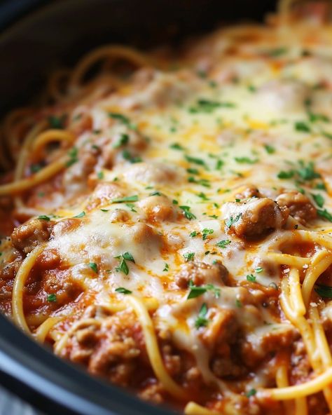 Spaghetti Slow Cooker, Cream Cheese Spaghetti, Slow Cooker Kitchen, Baked Pasta Dishes, Crockpot Spaghetti, Million Dollar Spaghetti, Family Dinner Table, Slow Cooker Pasta, Simple Green Salad