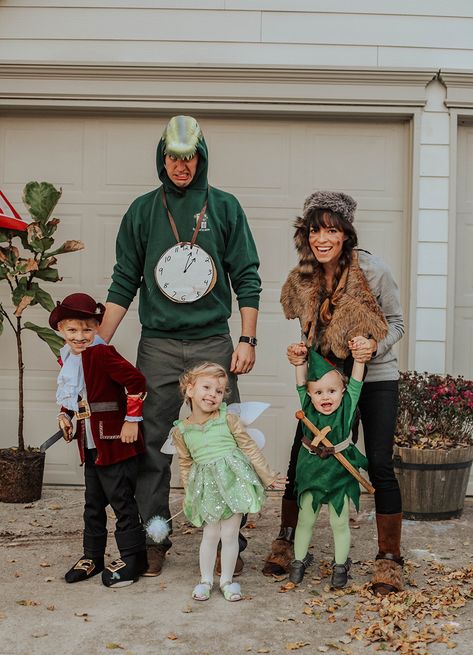 Disfraz Peter Pan, Nashville Airbnb, Disney Family Costumes, Family Halloween Costume Ideas, Family Themed Halloween Costumes, Peter Pan Costumes, Family Halloween Costume, Themed Halloween Costumes, Fantasia Disney