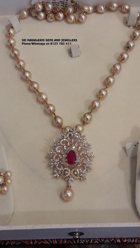 Check Out The Complete Pearl Chain Designs Here! • South India Jewels Small Gold Necklace Designs, Small Gold Necklace, Gold Pearl Jewelry, Diamond Pendants Designs, Pearl Jewelry Design, Gold Jewelry Simple Necklace, Beautiful Gold Necklaces, Pearl Necklace Designs, Gold Necklace Indian Bridal Jewelry