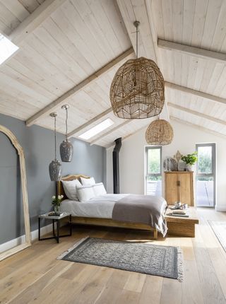 Loft Bedroom Wallpaper, Scandi Loft Bedroom, Large Loft Bedroom Ideas, Attic Lighting Ideas, Attic Bedroom Lighting, Pitched Roof Bedroom, Attic Ceiling Ideas, Loft Guest Room, Loft Bedroom Ideas Sloped Ceiling