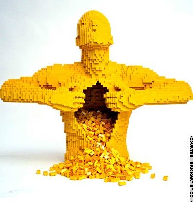 LEGO has also been used to show that “art imitates life”, none more superlatively than by ex-lawyer turned Lego-er Nathan Sawaya. The now 34-year-old New Yorker has had his brickwork exhibited in reputable galleries and art museums – some of his creations have sold in the 5-figure range. Lego Sculptures, Construction Lego, Amazing Lego Creations, Lego Man, Lego Worlds, Cool Lego Creations, Lego Art, Wow Art, Form Design