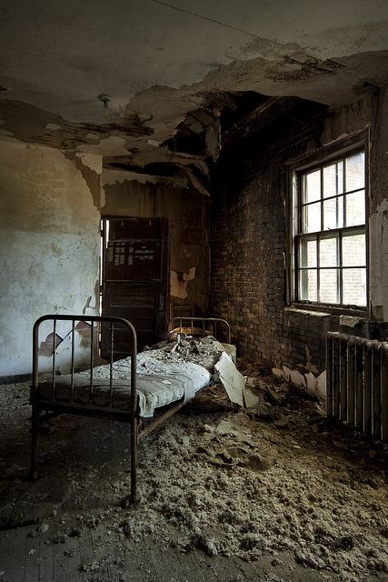 What story do you imagine when you look at this room? Abandoned Room, Rural Photography, Abandoned Things, Urban Exploration, Abandoned Buildings, Abandoned Houses, Interior Projects, My Dream, Abandoned Places