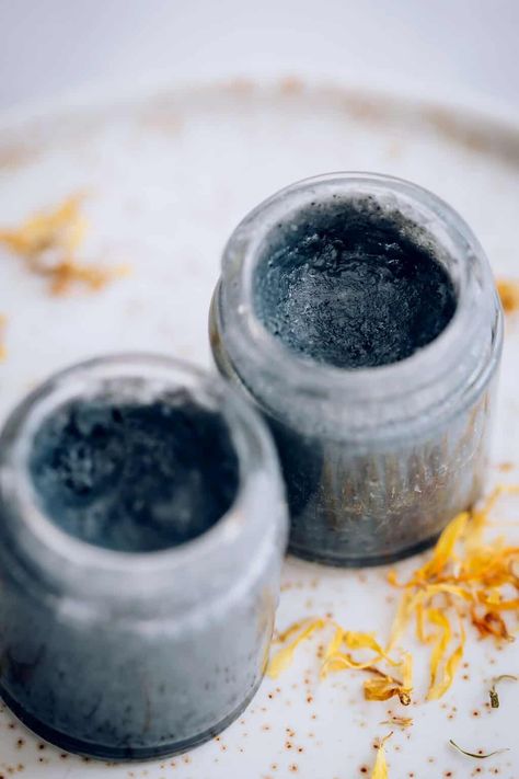 Use this Activated Charcoal black salve recipe to make a powerful remedy that relieves bug bites and stings, and even draws out splinters. Diy Activated Charcoal, Salve Recipes, Diy Beauty Treatments, Hello Glow, Bug Bites, Diy Cosmetics, Lotion Bars, Linen Spray, Activated Charcoal