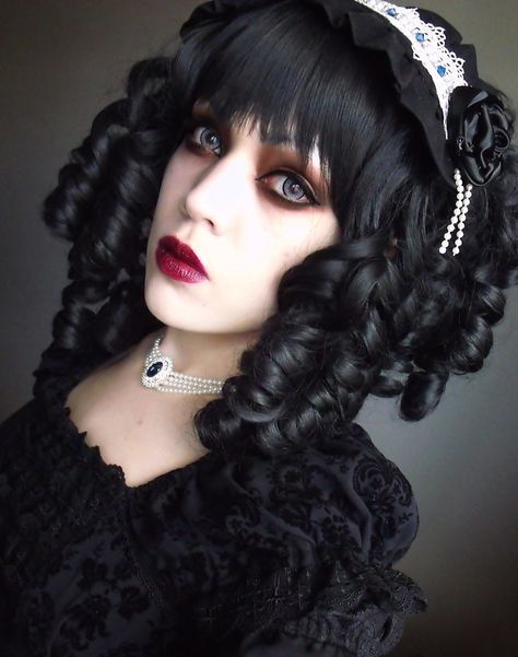 I love her hair. So much. I wish I could pull off curls like that. Goth Glamour, Lush Hair, Gothic Hair, Goth Victorian, Gothic Culture, Black Curls, Headband Fashion, Gothic Hairstyles, Gothic Girl