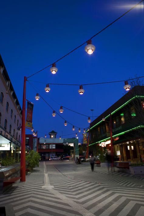 Brisbane Chinatown Mall - A neat pole supported Catenary Lighting Structure Ronstan completed in 2010.  Rowan Catenary Lighting, Concrete Bench Outdoor, Park Lighting, Retail Architecture, Architectural Lighting Design, Facade Lighting, Urban Lighting, Design Engineering, Urban Park