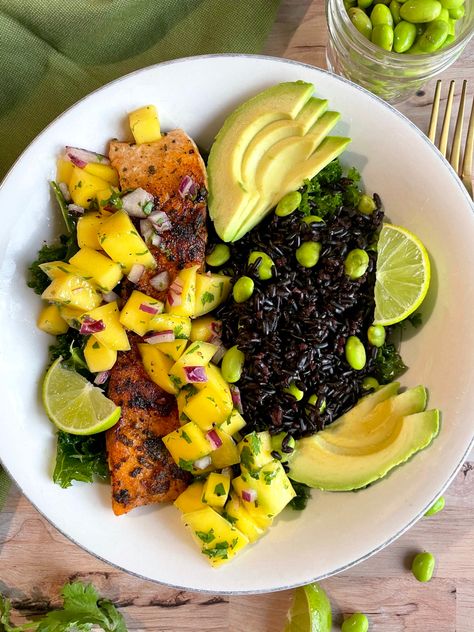 This salmon bowl is so good and refreshing! With mango salsa, forbidden black rice and edamame. #salmon #mango #blackrice Salmon And Black Rice, Salmon Mango Bowl, Black Rice Bowl, Rice And Edamame, Salmon Mango, Salmon Rice Bowl, Salmon And Shrimp, Prep Meals, Salmon Bowl